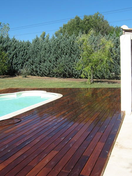 Plage de piscine en Ipé dans le var