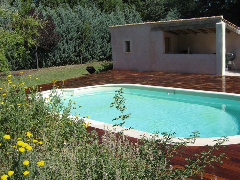 Aménagement paysager autour de piscine avec plage en bois dans le var
