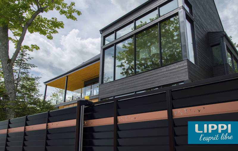 Portail identique à la palissade dans le var