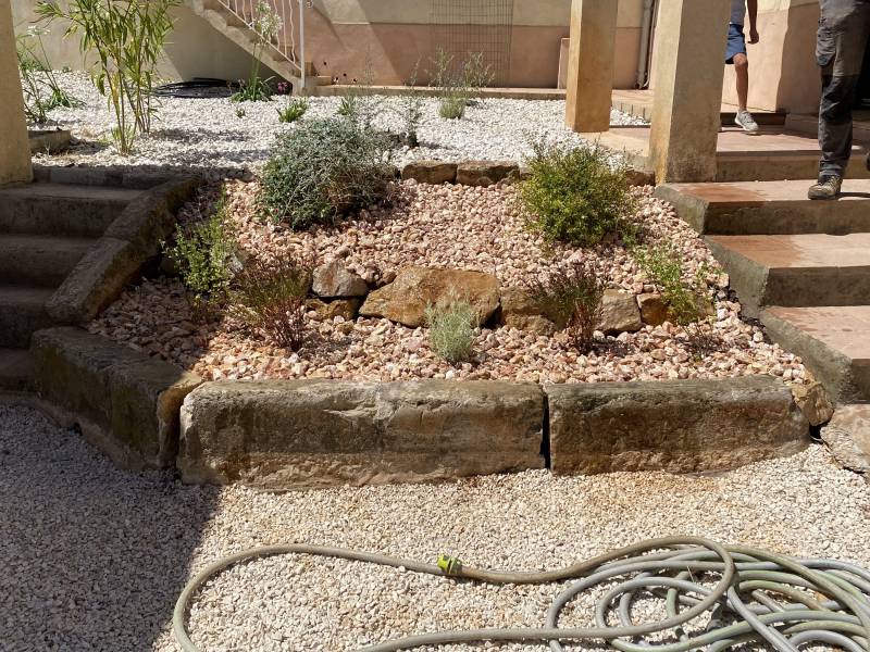 Création d'un petit massif et déco minéral à St Maximin la Ste Baume