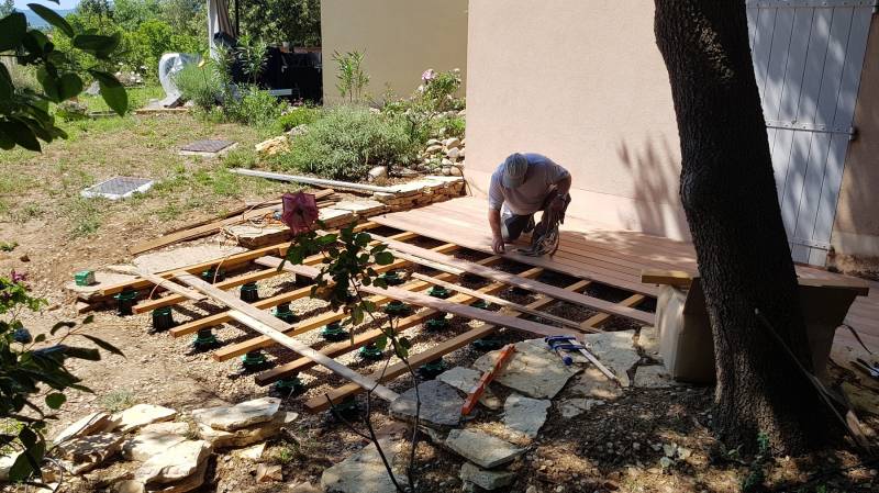 Montage d'une terrasse en Cumaru à St Maximin