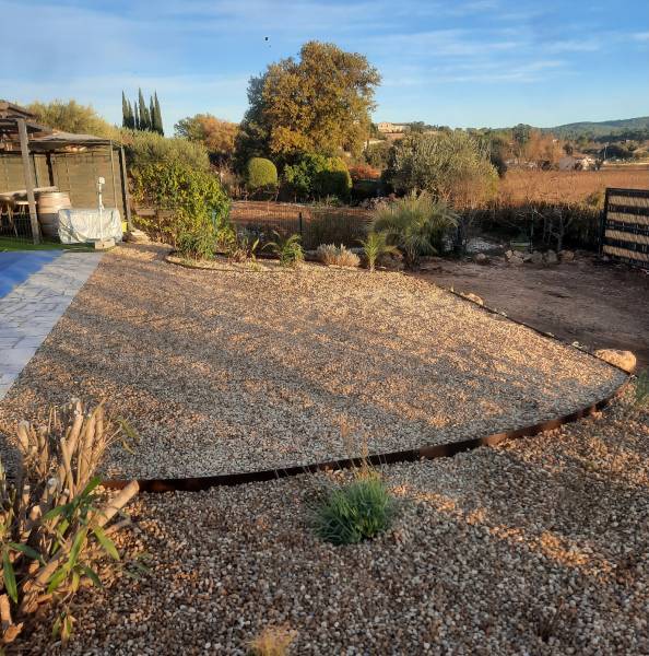 Plage de piscine avec massif de vivaces à Carces dans le Var