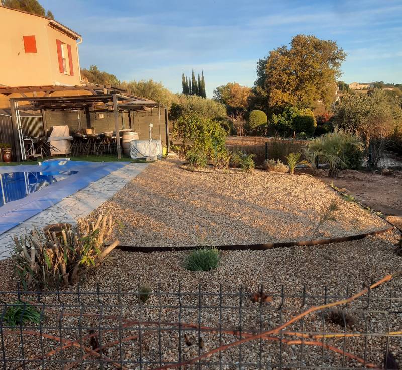 Réaménagement du jardin après travaux de terrassement à Carces dans le Var