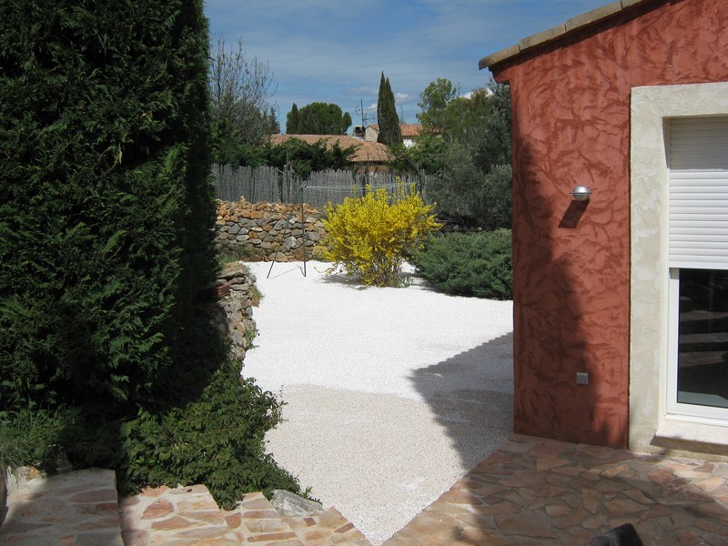 Gravier blanc aménagement jardin
