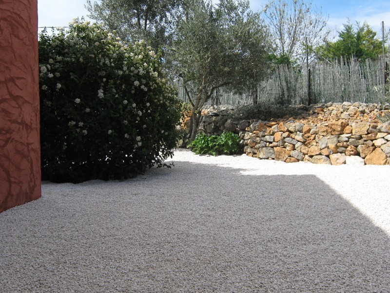 Mise en valeur d'un espace dans un jardin du var