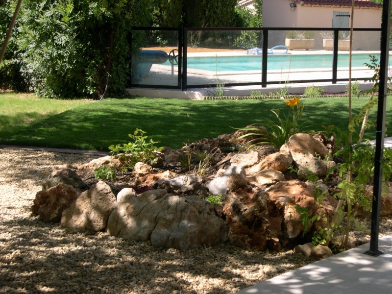 Un rocaille entre terrasse et piscine dans le var