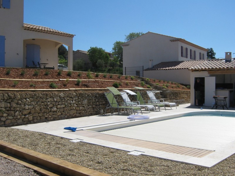 Aménagement minérale autour de la piscine