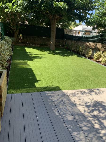 Création d'un jardin de ville avec du gazon synthétique Royal Grass