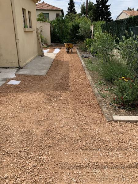 Réaménagement de jardin à st maximin, mise en place tout-venant.