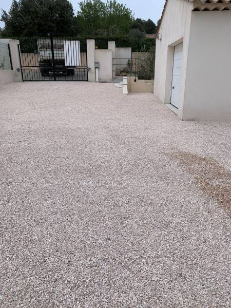 Parking à Pourrières dans le Var stabilisé par JADE Espaces Verts