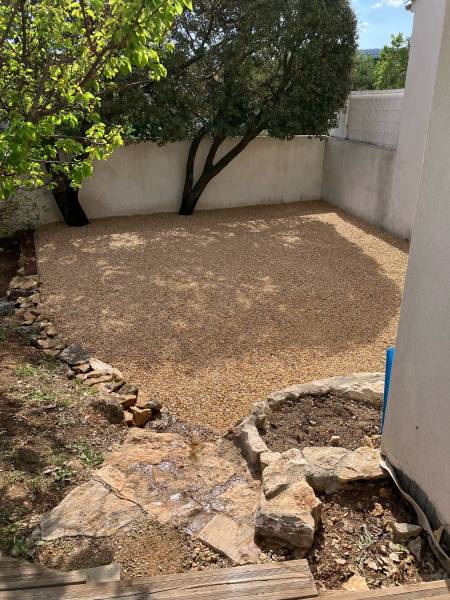 Zone stabilisée en gravier brun de Pourrières dans le Var