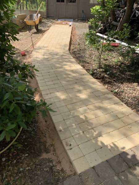 Une allée en pavé pour rentrer sa moto à St Maximin