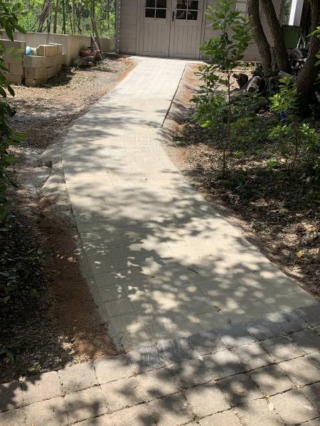 Pose de pavés carrés sur sable à St Maxmin