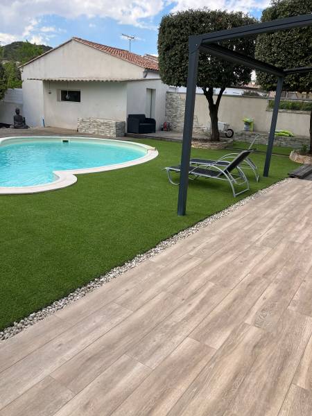 Plage de piscine avec gazon synthétique à St Maximin dans le Var