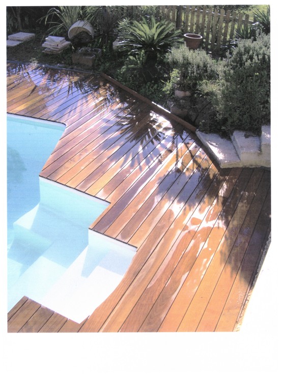 Plage de piscine bois exotique avec decoupe arrondie dans le var