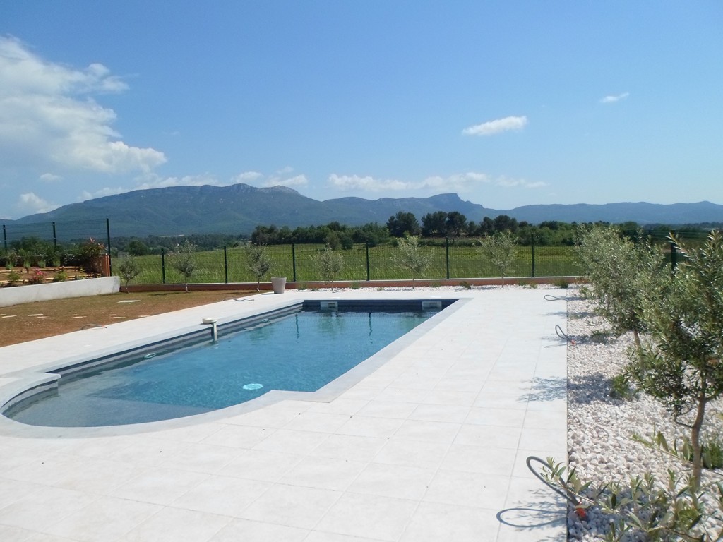 Piscine avec un alignement d'Aglandaou