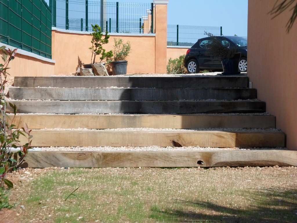 Escalier réalisé avec des traverses paysagères