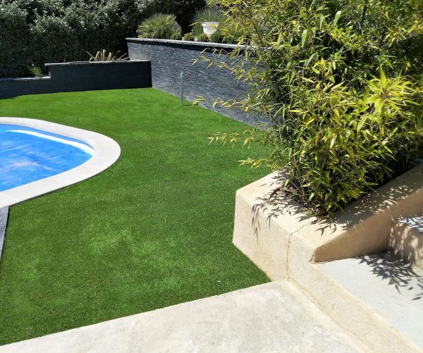 Pelouse synthétique posée à Pourrières dans le Var