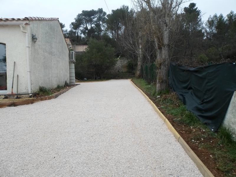 Stabilisation chemin avec du gravier dans des dalles a Saint maiximin dans le Var