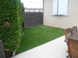 Terrasse et gazon synthétique à Saint Maximin